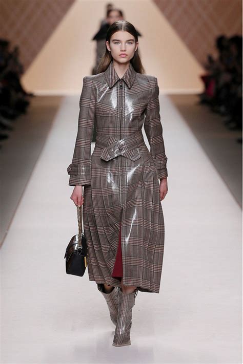 fendi vestito marrone donna foto pubblicità autunno inverno 2018|Sfilate Fendi .